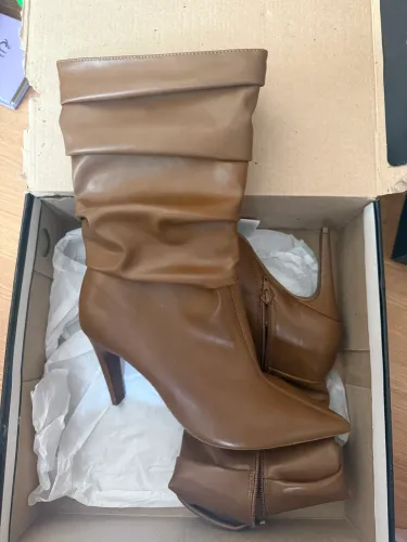 Bota com salto 