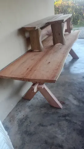 Mesa rústica de madeira 