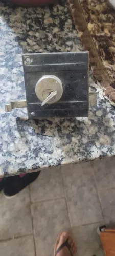 Vendo fechadura para portão