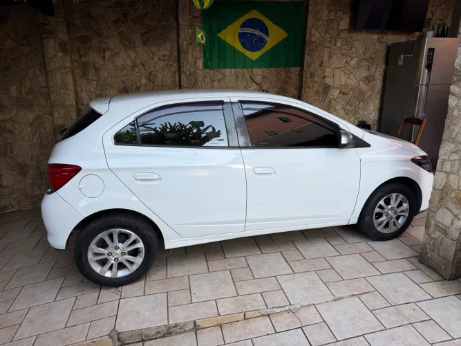 Chevrolet Onix Hatch Lollapalooza 1.0 8V Flex Power Mec. 4P 2014