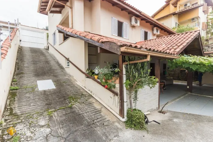 Casa com 5 quartos à venda no bairro Trindade em Florianópolis.