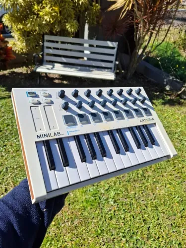 Arturia MiniLab-MK2 - controlador MIDI