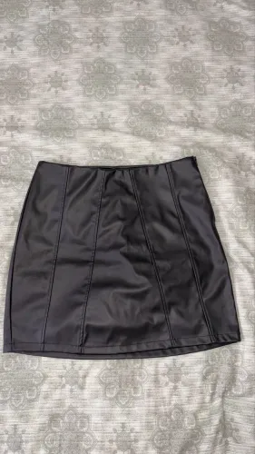 Short saia preta de couro sintético