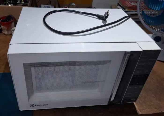 Vende-se Um Forno Micro-ondas Eletrolux
