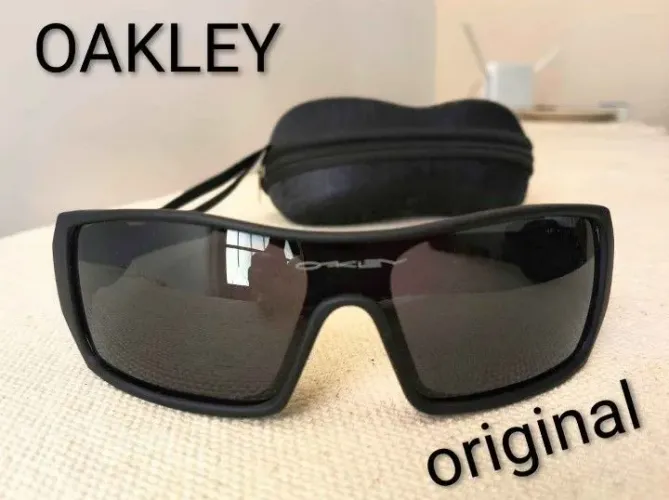 Óculos de sol Oakley original perfeito estado sem uso 