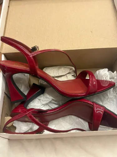 Vendo salto nunca usado (está na caixa ainda) tamanho 38/ por 200,00 reais