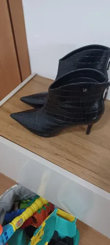 Bota cano curto modelo croco Lança Perfume