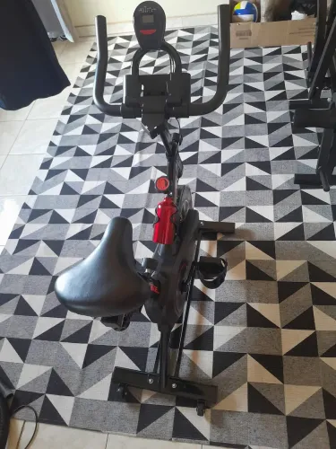 Vende se uma bicicleta e um negócio de exercícios tudo novo !