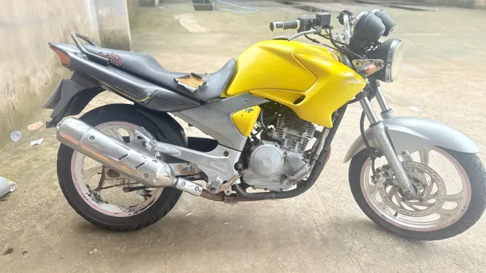 Vende-se moto por um preço barato por motivo de viagem