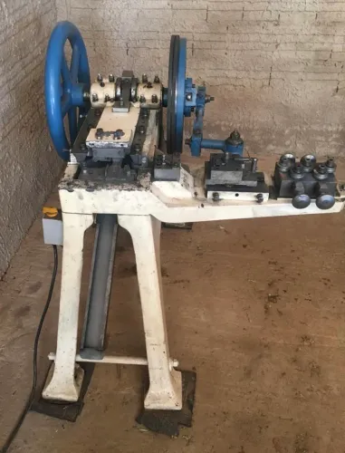 Máquina de fazer grampo