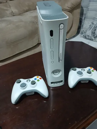 Vendo Xbox 360 FAT com HD e dois controles originais!