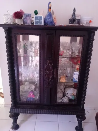 Cristaleira de madeira nobre um requinte para sua sala.