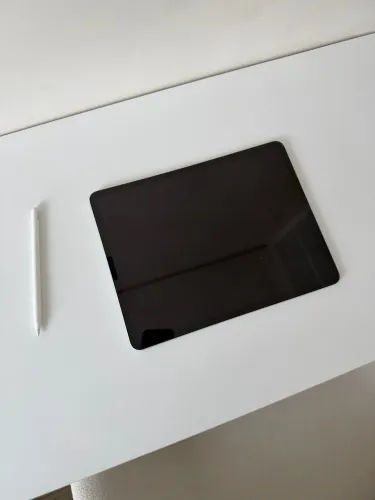 iPad Pro 13 polegadas 256gb + Apple Pencil. Acompanha caixa e todos os acessórios