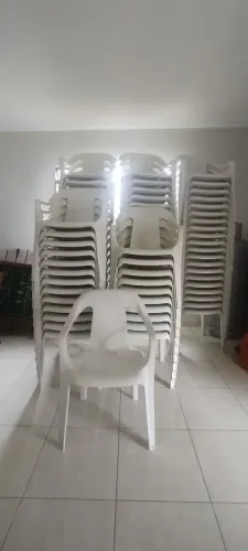 Cadeiras plástica tipo poltrona. (R$ 25,00 CADA)