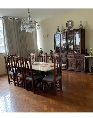 Mesa com 8 cadeiras e cristaleira