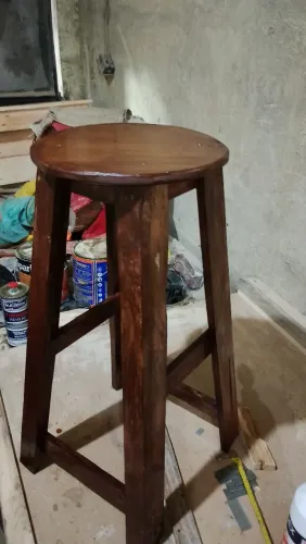 Banquetas em madeira maciça