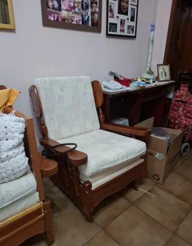 Poltrona de balanço - base em madeira maciça - com Almofadas