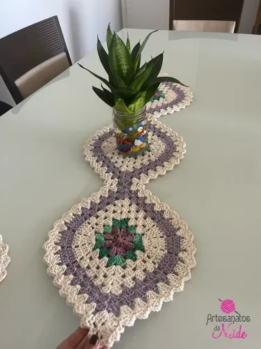 Caminho de mesa de crochê 