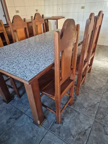 Mesa com 6 cadeiras de madeira