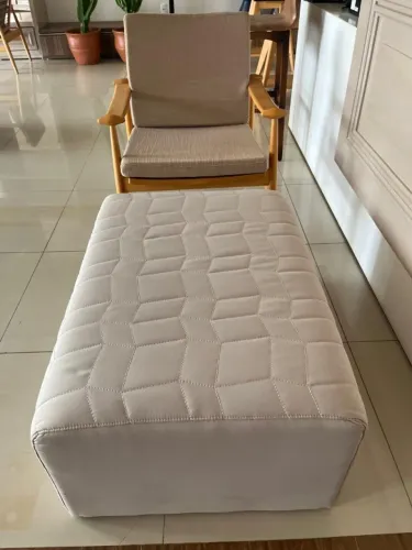 Puff Retangular de Design com Pesponto Geométrico - Tecido Off-White Premium