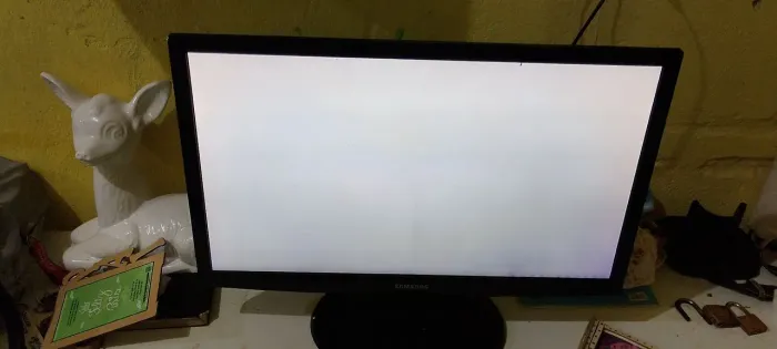 Tv monitor Samsung 27 polegadas derrepente ficou com a tela branca, o som funciona tudo fu