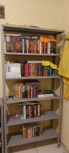 Estante industrial e mesa de escritorio