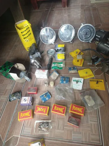 Antigas peças de carros antigos.. ((sem uso))