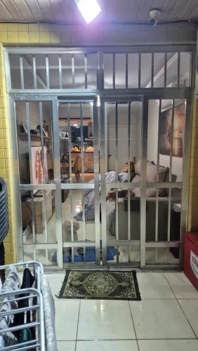 Vendo porta, janela e gradeado em alumínio e vidro
