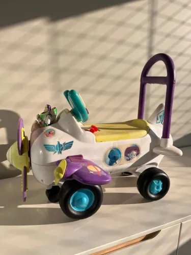 Quadriciclo infantil Toy Story com som e luzes
