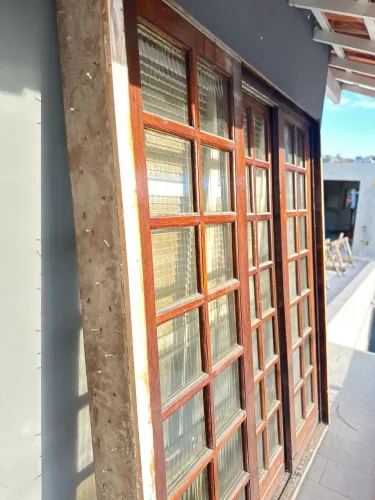Porta de 03 folhas de correr em madeira com vidro quadriculado