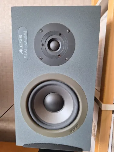 Par de Monitores de Áudio Alesis Monitor One