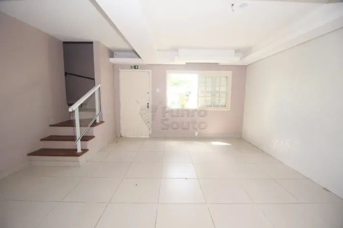 Casa Ampla de 4 Dormitórios no Centro de Pelotas - Conforto, Espaço e Segurança
