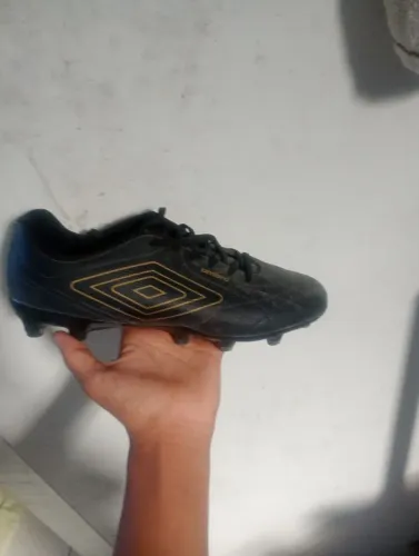 Chuteira original da umbro tamanho 39 em perfeito estado 