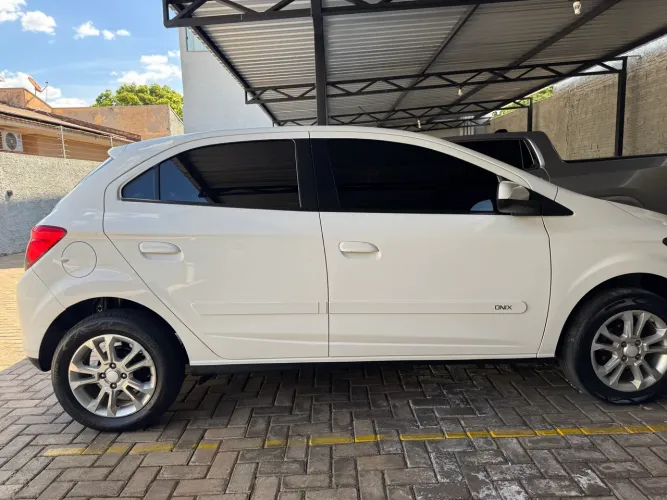 Chevrolet Onix Hatch LT 1.4 8V Flex Power Mec. 4P 2015