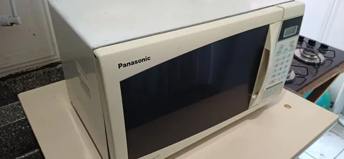 Microondas panasonic 25 litros completo com prato.