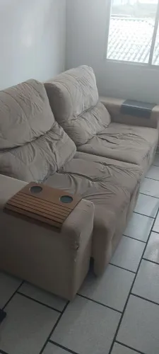 Sofá para uso ou para quem quer reformar.