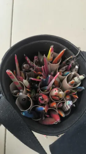 Balde de pesca com dezenas de jigs speed e slow