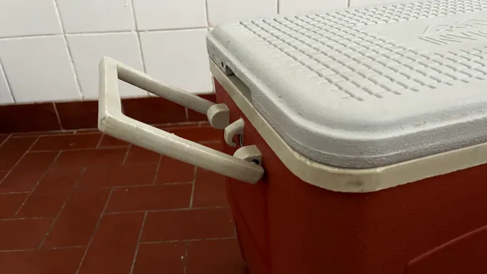 Caixa Térmica Invicta 34L com avaria nas dobradiças