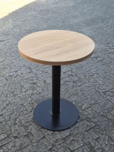 Mesa de madeira com ferro fundido