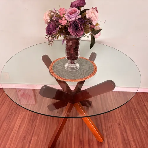 Mesa de jantar da Tok Stok de vidro para