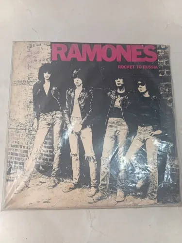 LP Ramones - Rocket To Rússia. Com encarte. 