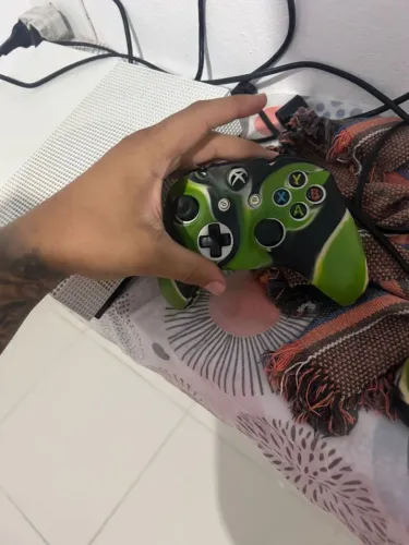 XBOX ONE S - 500GB + 2 CONTROLES 