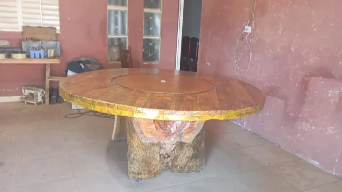 Vende se Mesa Redonda na madeira maciça