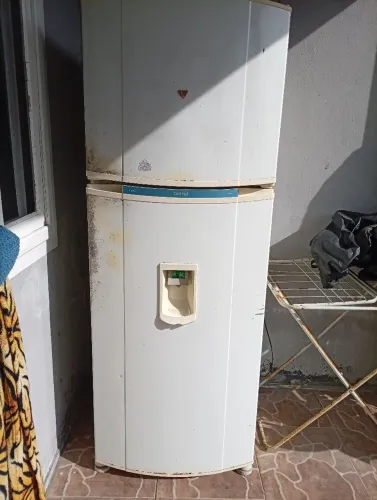 Vendo geladeira 460 litros Consul branca 700 reais,funcionando normalmente..