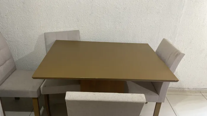 Vendo mesa com 4 cadeiras
