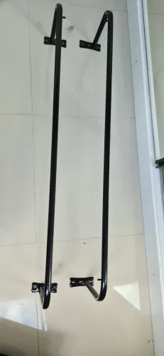 Duas araras para roupa