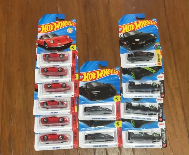 Lote Hot Wheels Lacrados 2025/2026 - 8x Ferraris + 3x F1 Sauber + Porsche