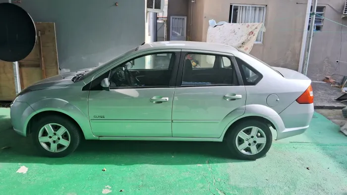 Ford Fiesta Sedan 1.0 8V Flex 4P 2010