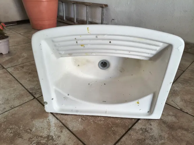 Tanque para lavar roupas em excelente estado de conservação