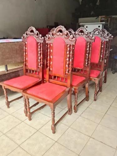 Conjunto de cadeiras coloniais